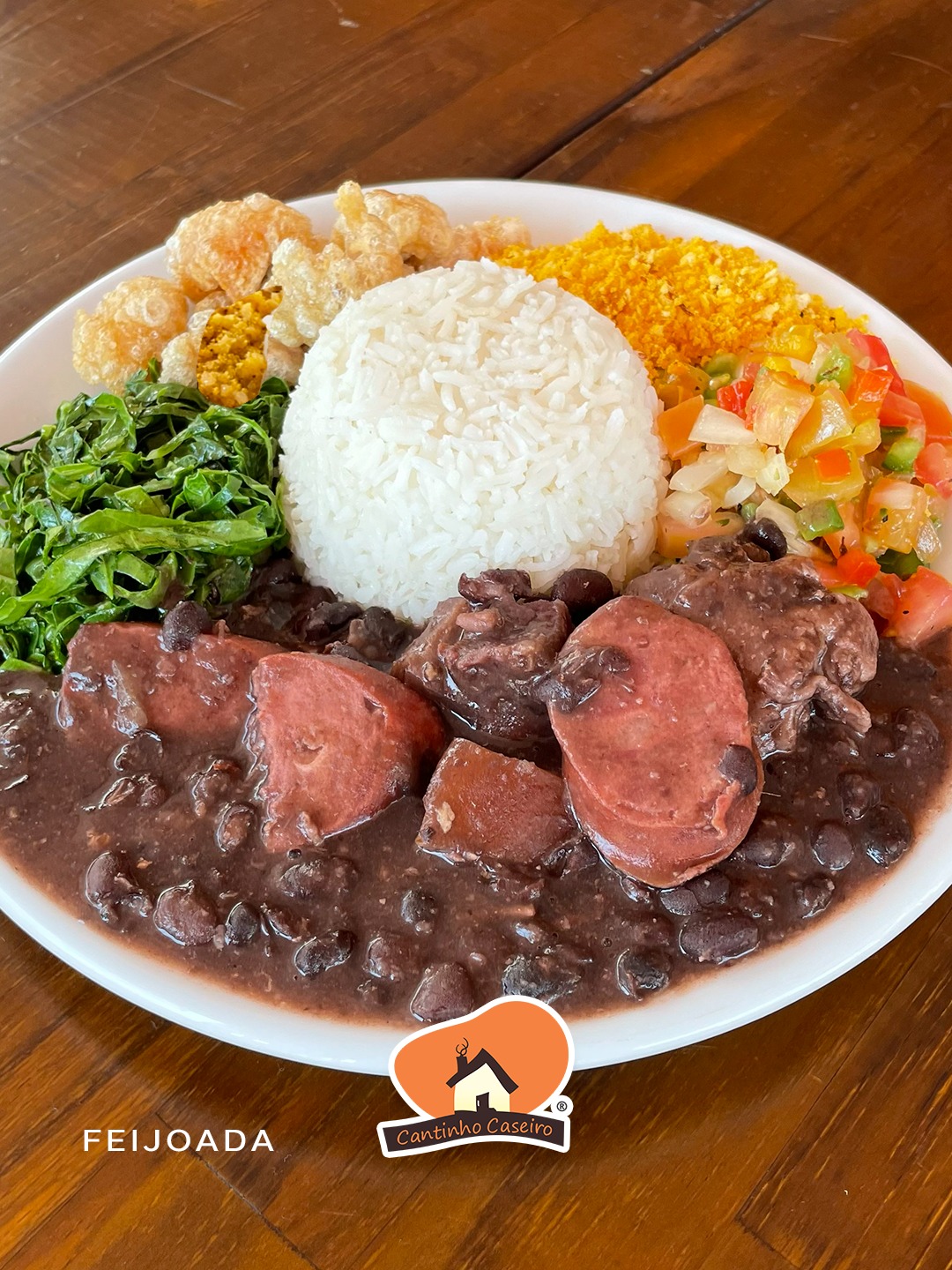 Feijoada com arroz, couve, vinagrete e farofa