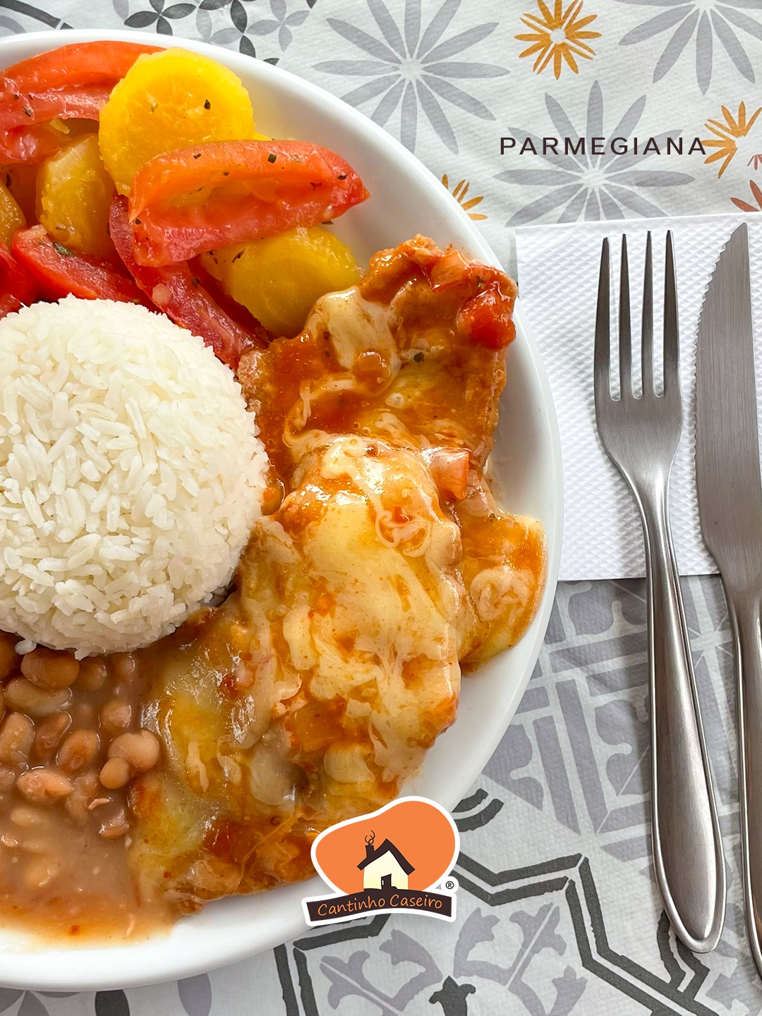 Parmegiana com arroz e feijão