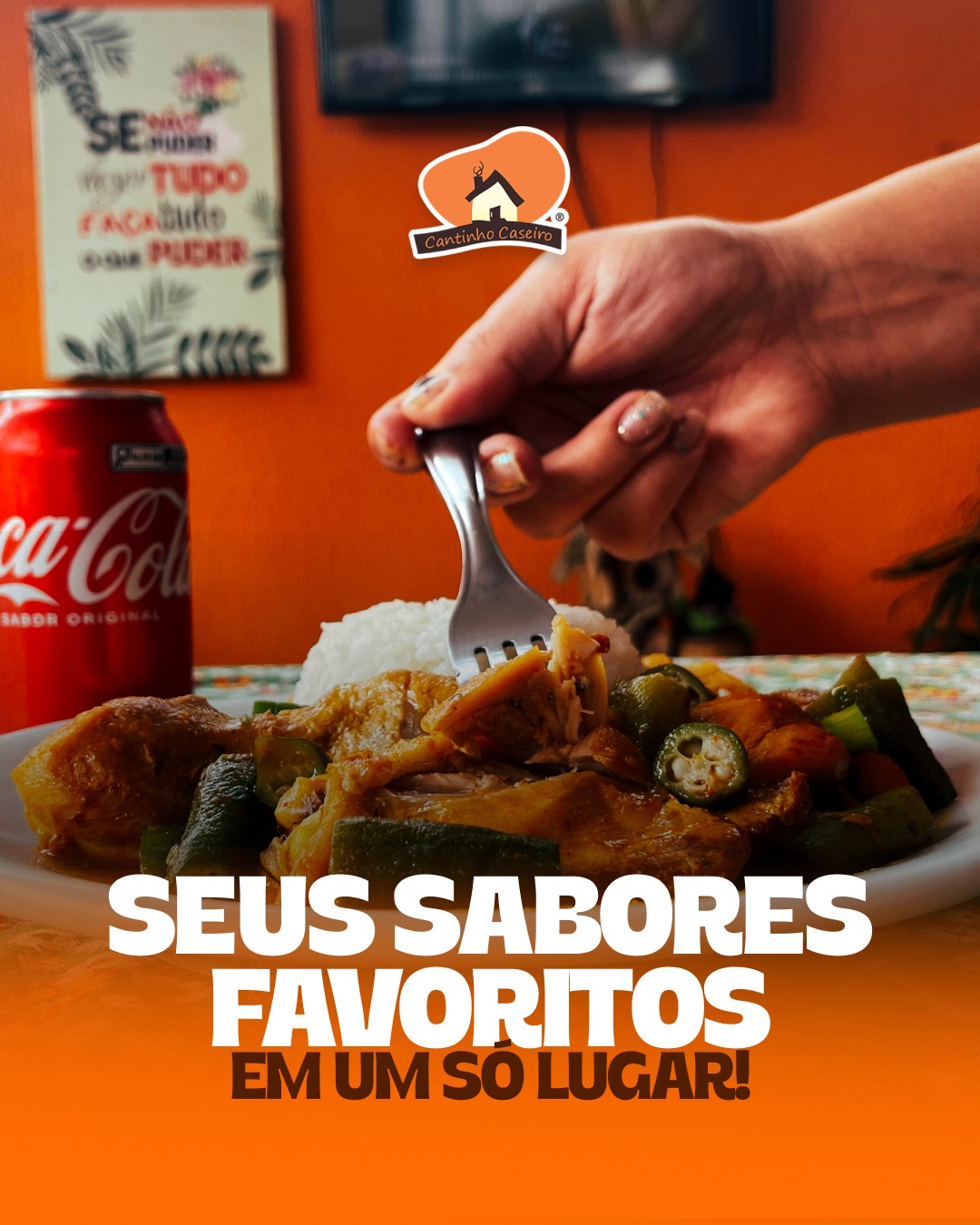 Prato com frango, arroz e refrigerante no restaurante